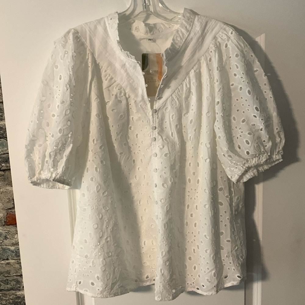 NWT White Eyelet Puff sleeve shirt- sz L